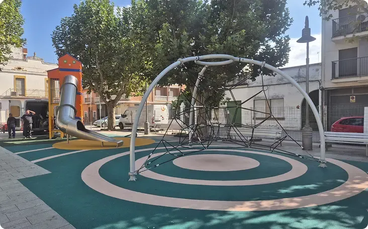Parque infantil con pavimento EPDM