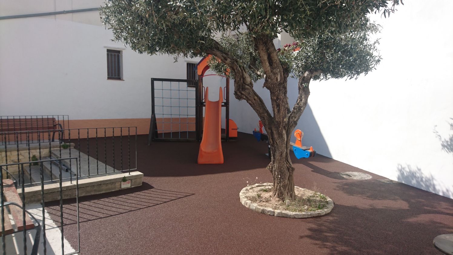 Parque infantil en Facheca - imagen 2