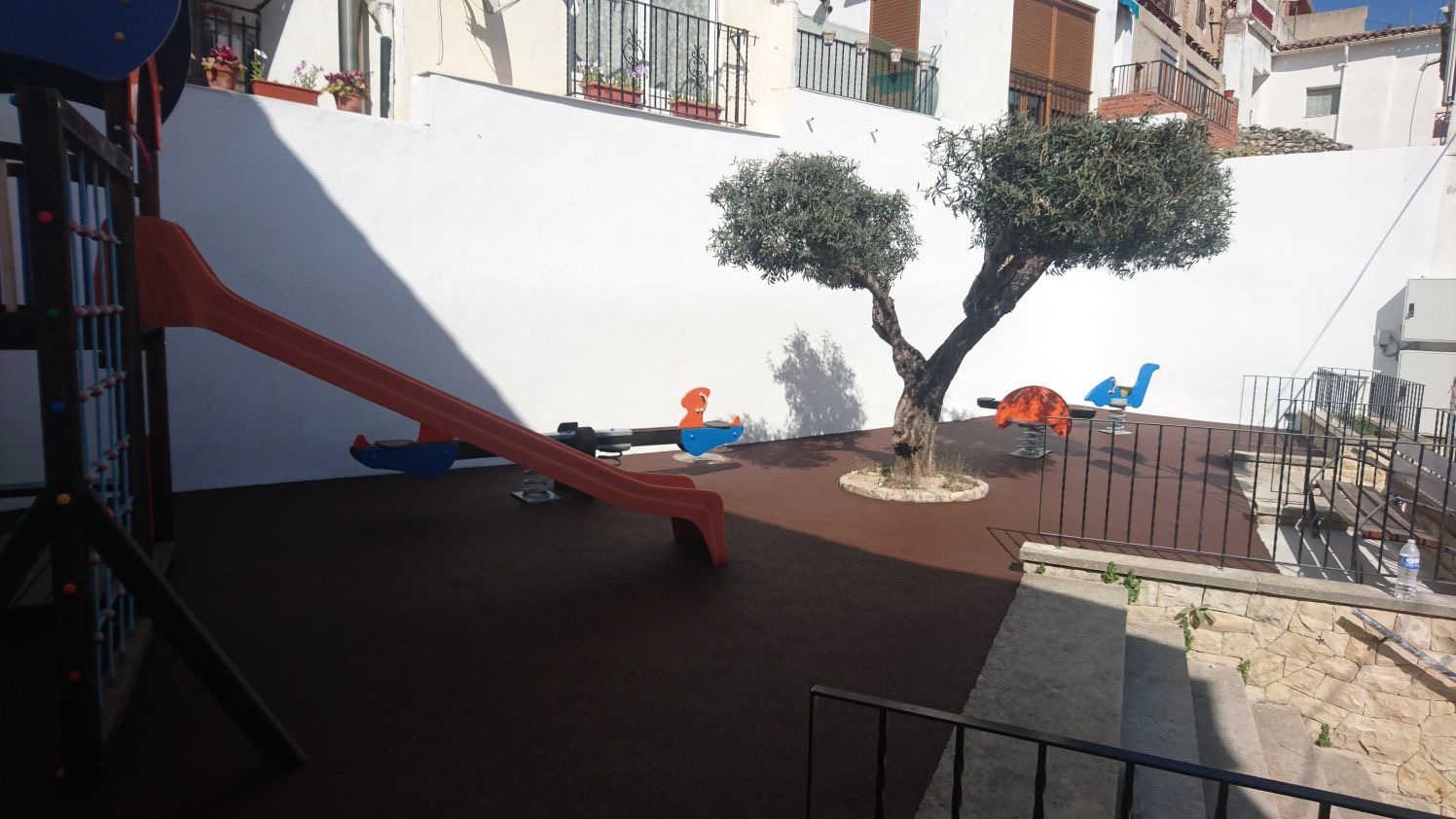 Parque infantil en Facheca - imagen 3